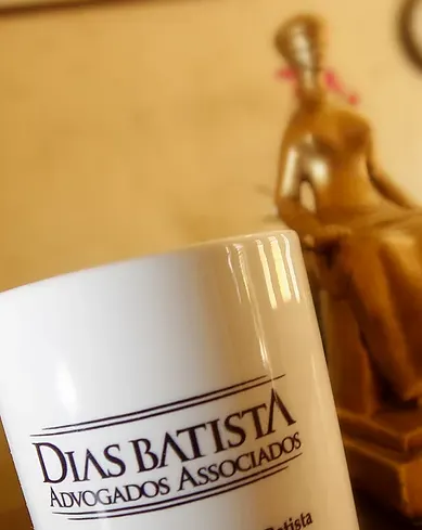 Caneca com logo Dias Batista Advogaddos Associados
