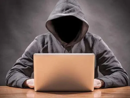 HOMEM FAZ PERFIL FALSO DE CONHECIDA, OFERECE SEXO E CHANTAGEIA HOMENS COMPROMETIDOS