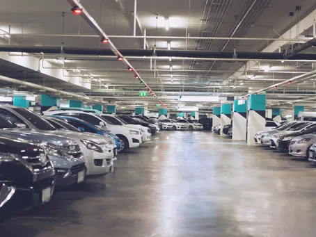 Bateram no meu carro dentro do estacionamento. O que eu faço?